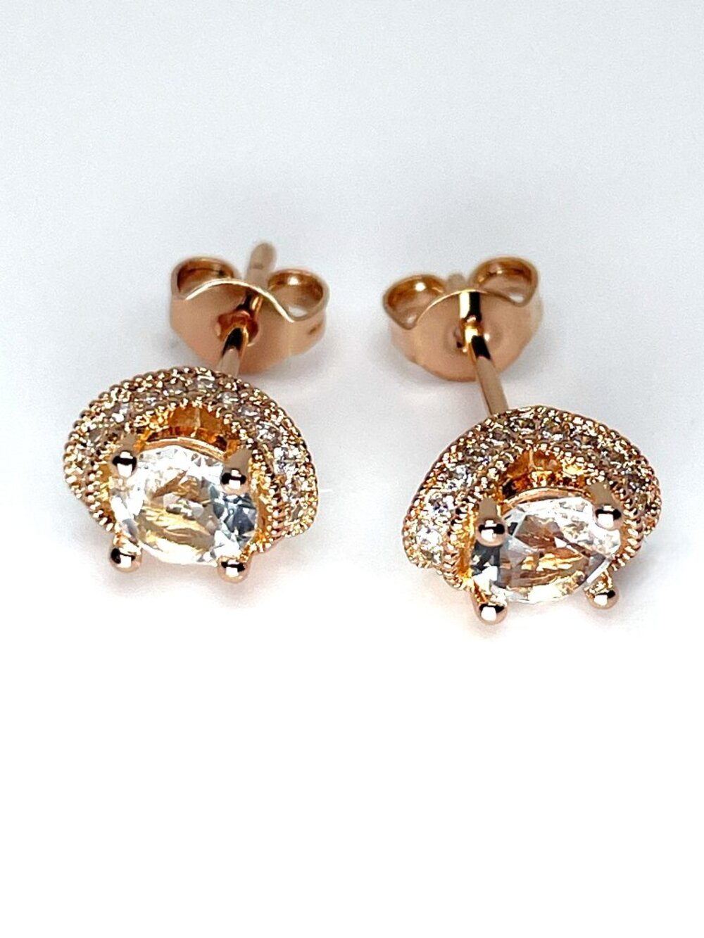 These Rose Gold Plated Stud Earrings are unisex and made with crystals from Swar